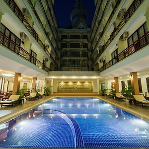 Smiling Deluxe Hotel